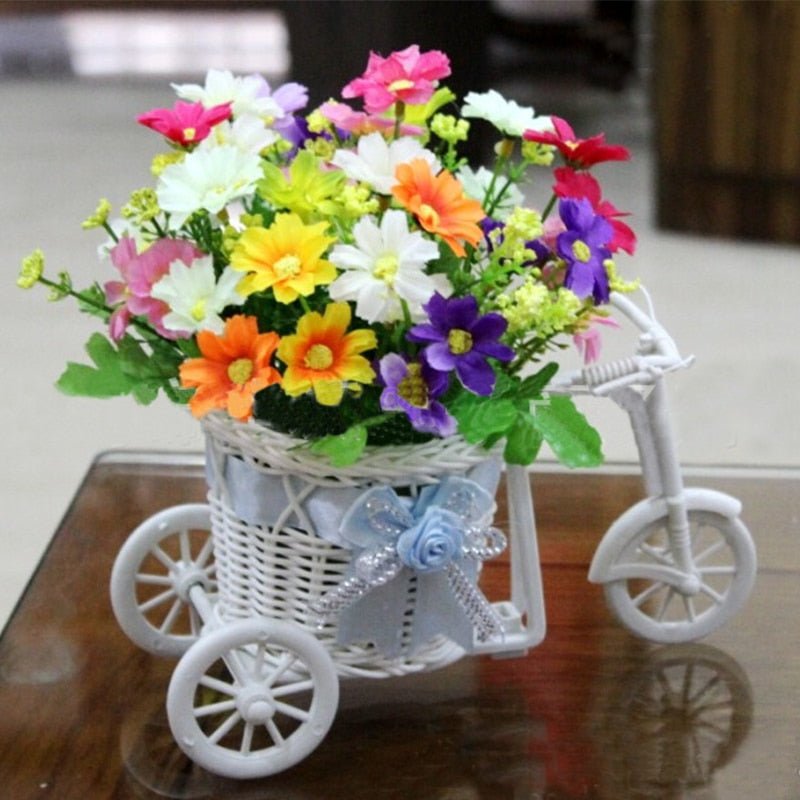 Blomster Pynt i form av Hvit Trehjulssykkel med Rattan Kurv